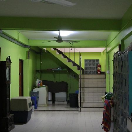 New C.H. Guest House Bangkok Bagian luar foto