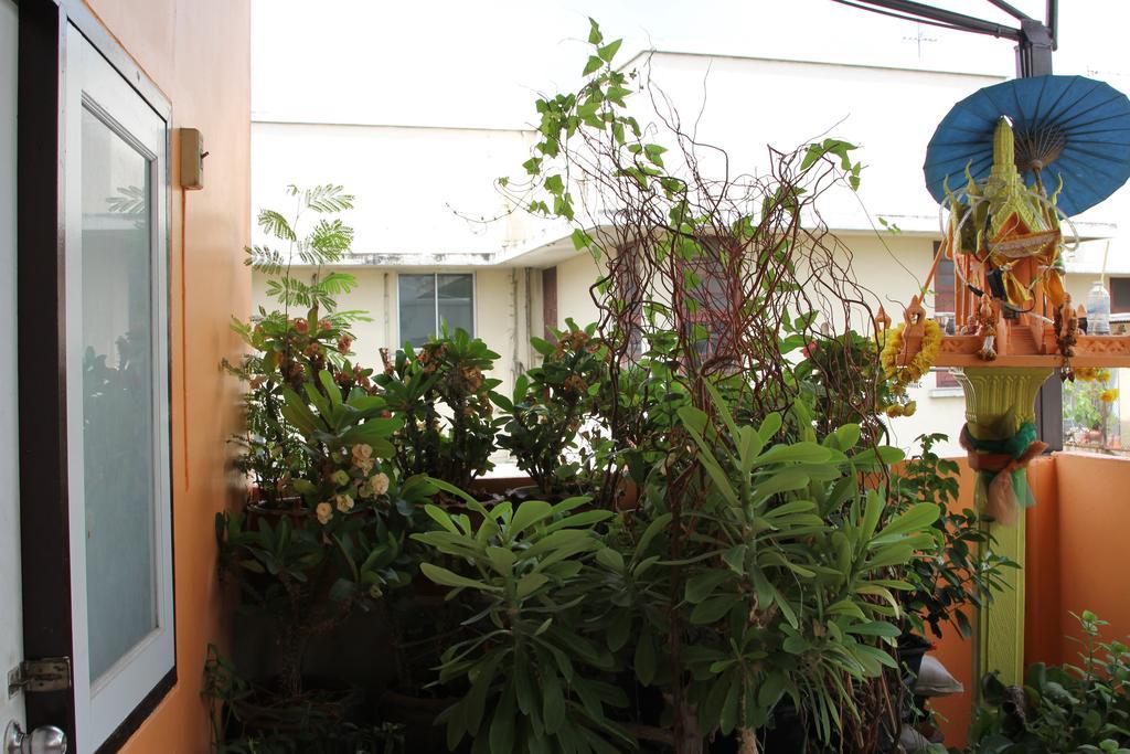 New C.H. Guest House Bangkok Bagian luar foto
