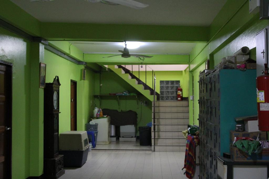 New C.H. Guest House Bangkok Bagian luar foto