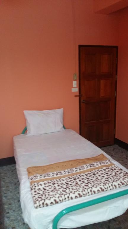 New C.H. Guest House Bangkok Bagian luar foto