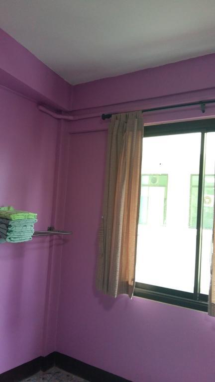 New C.H. Guest House Bangkok Bagian luar foto