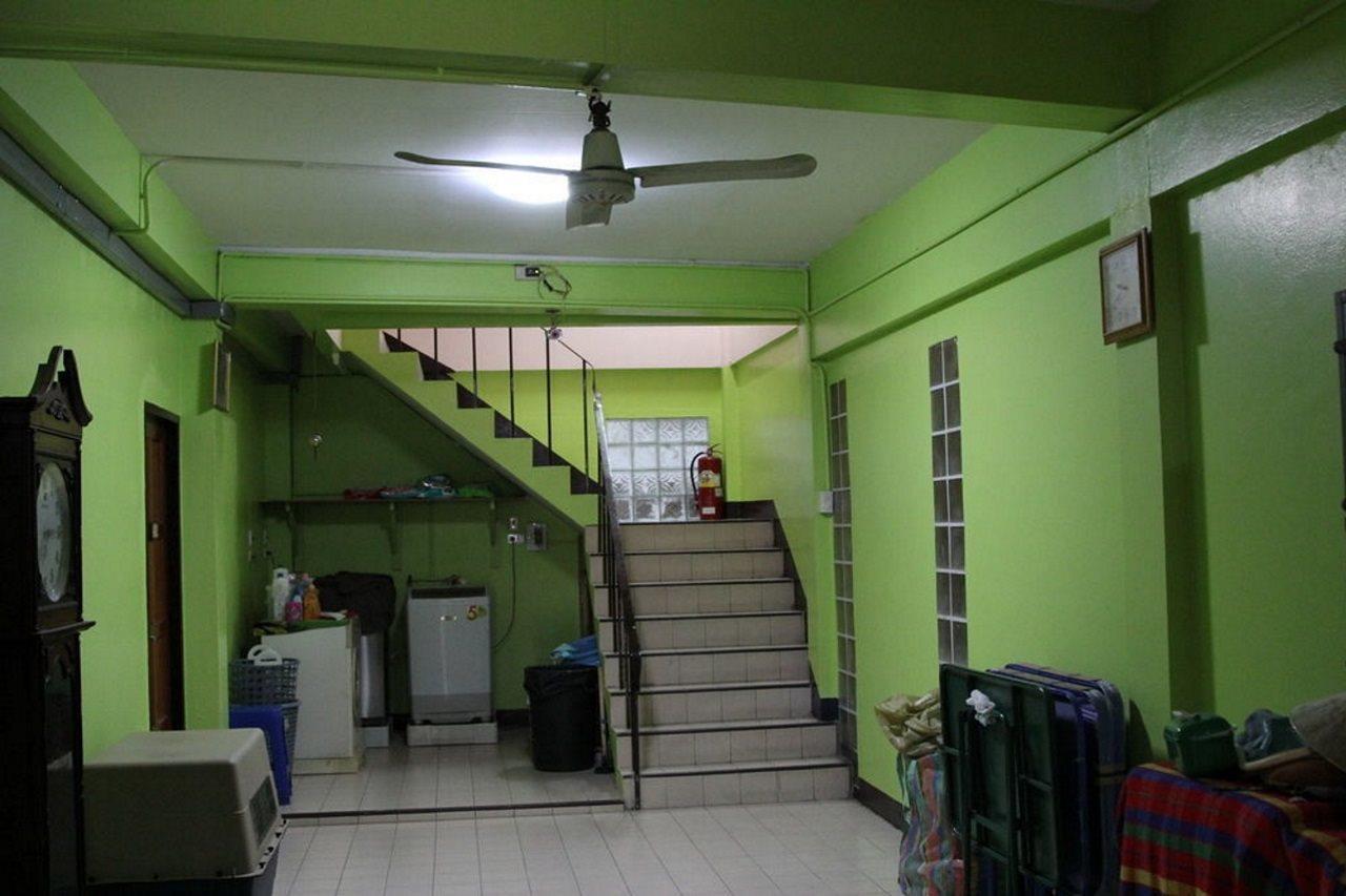 New C.H. Guest House Bangkok Bagian luar foto