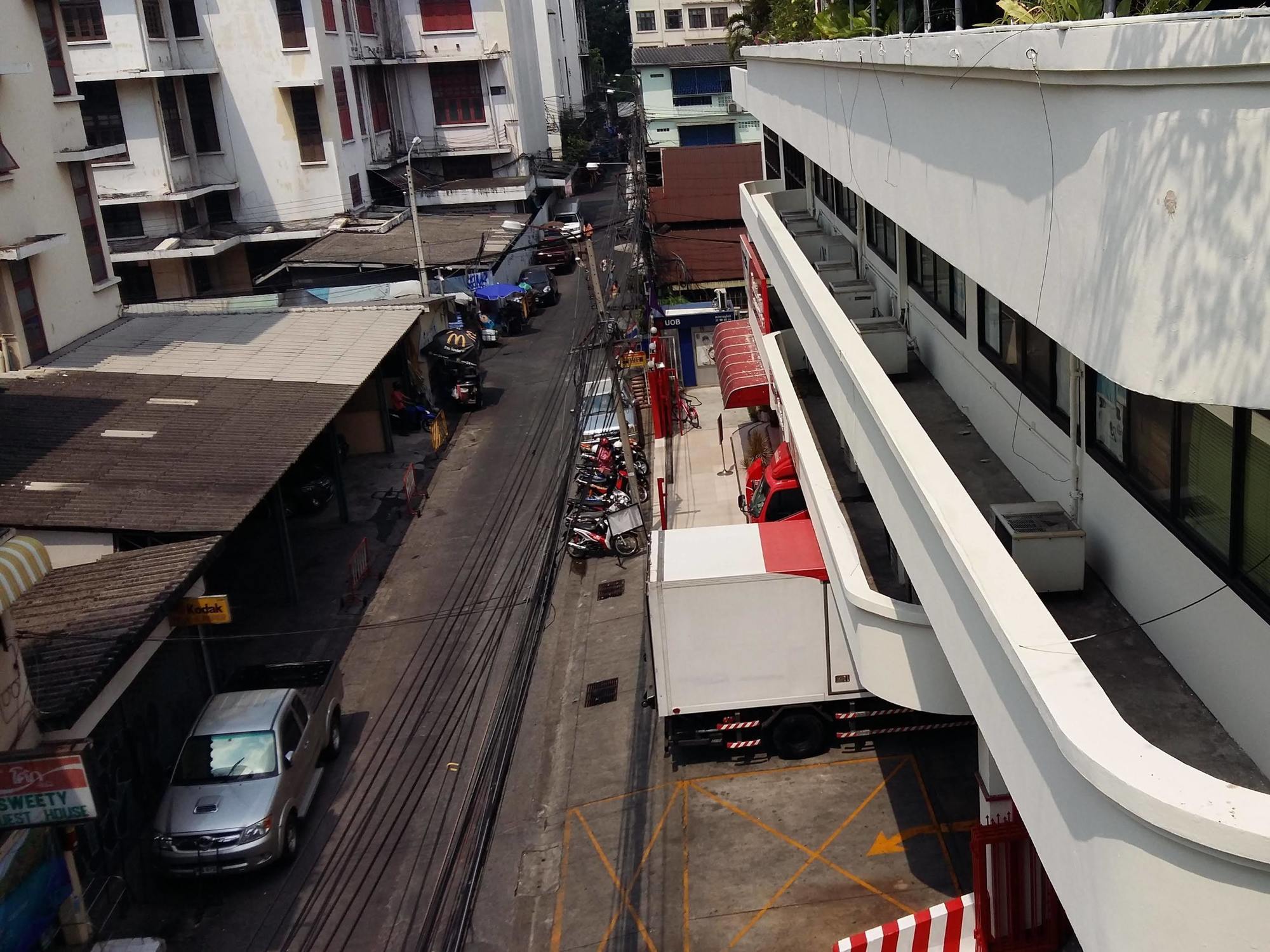 New C.H. Guest House Bangkok Bagian luar foto