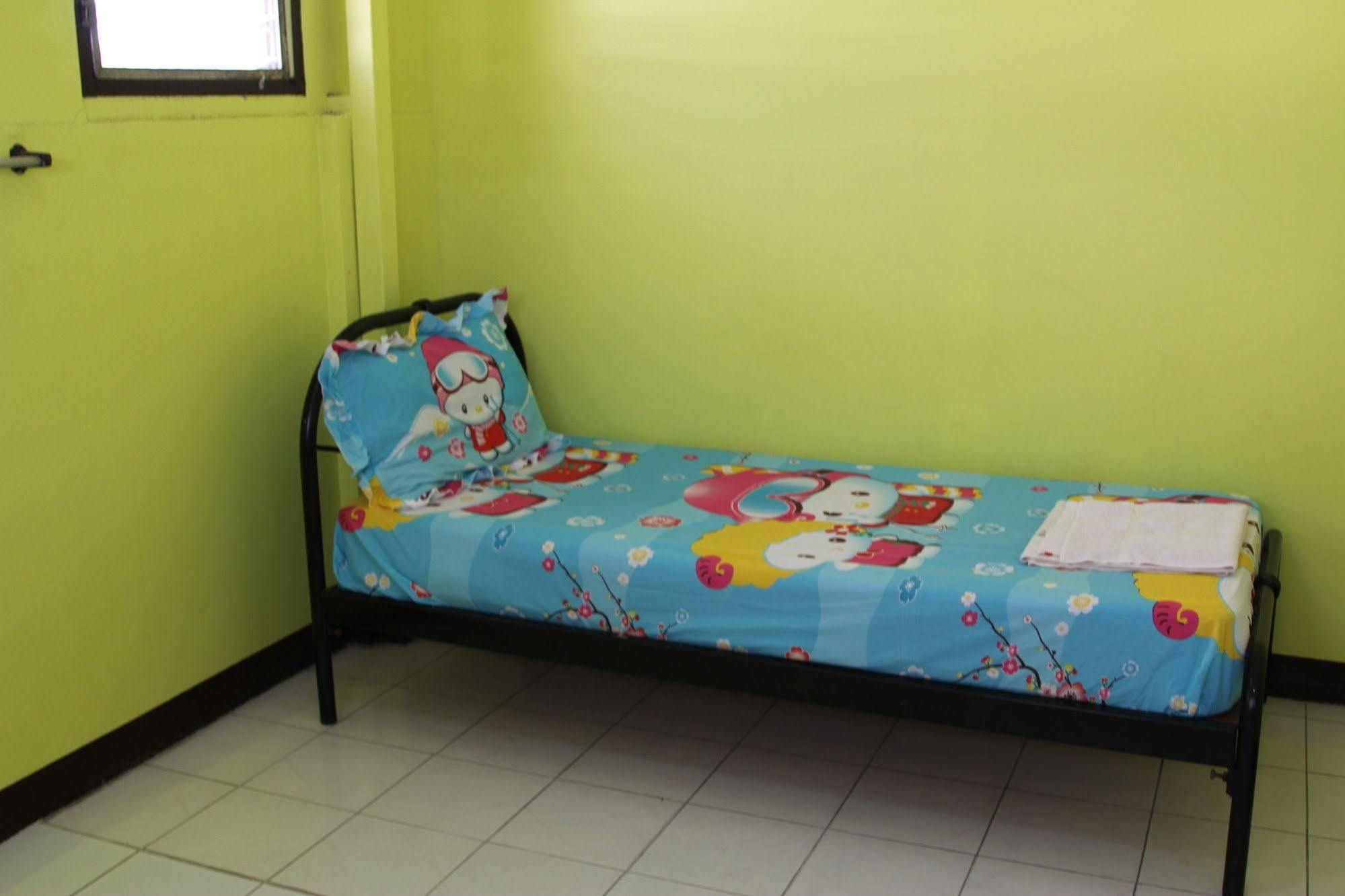 New C.H. Guest House Bangkok Bagian luar foto