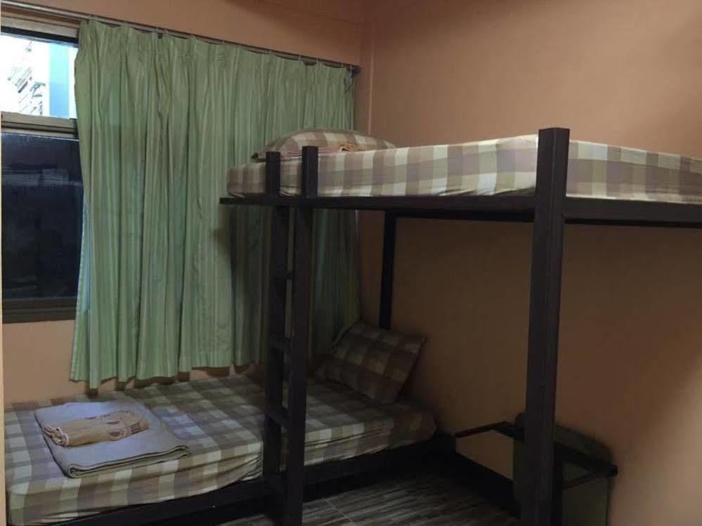 New C.H. Guest House Bangkok Bagian luar foto