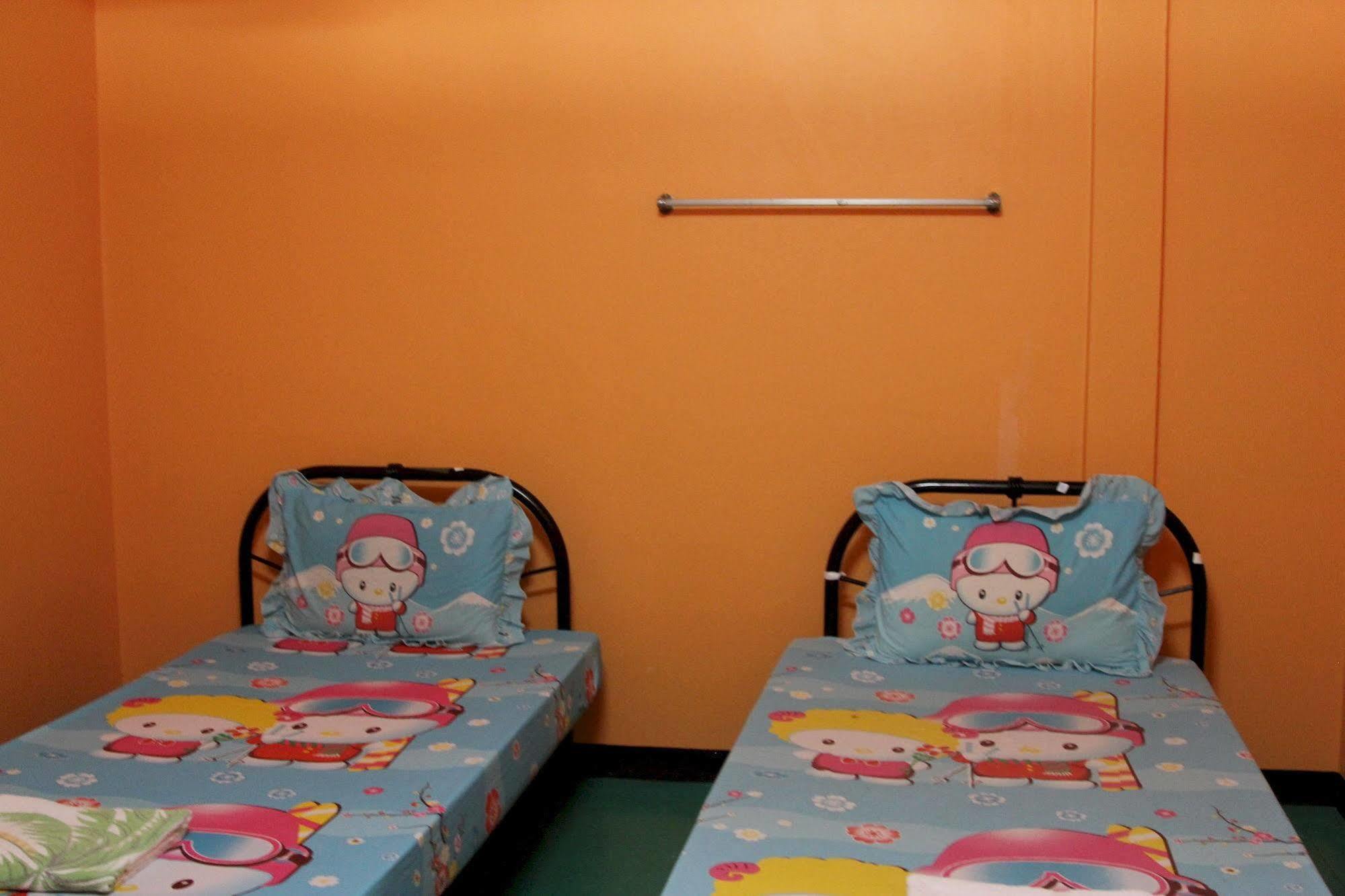 New C.H. Guest House Bangkok Bagian luar foto