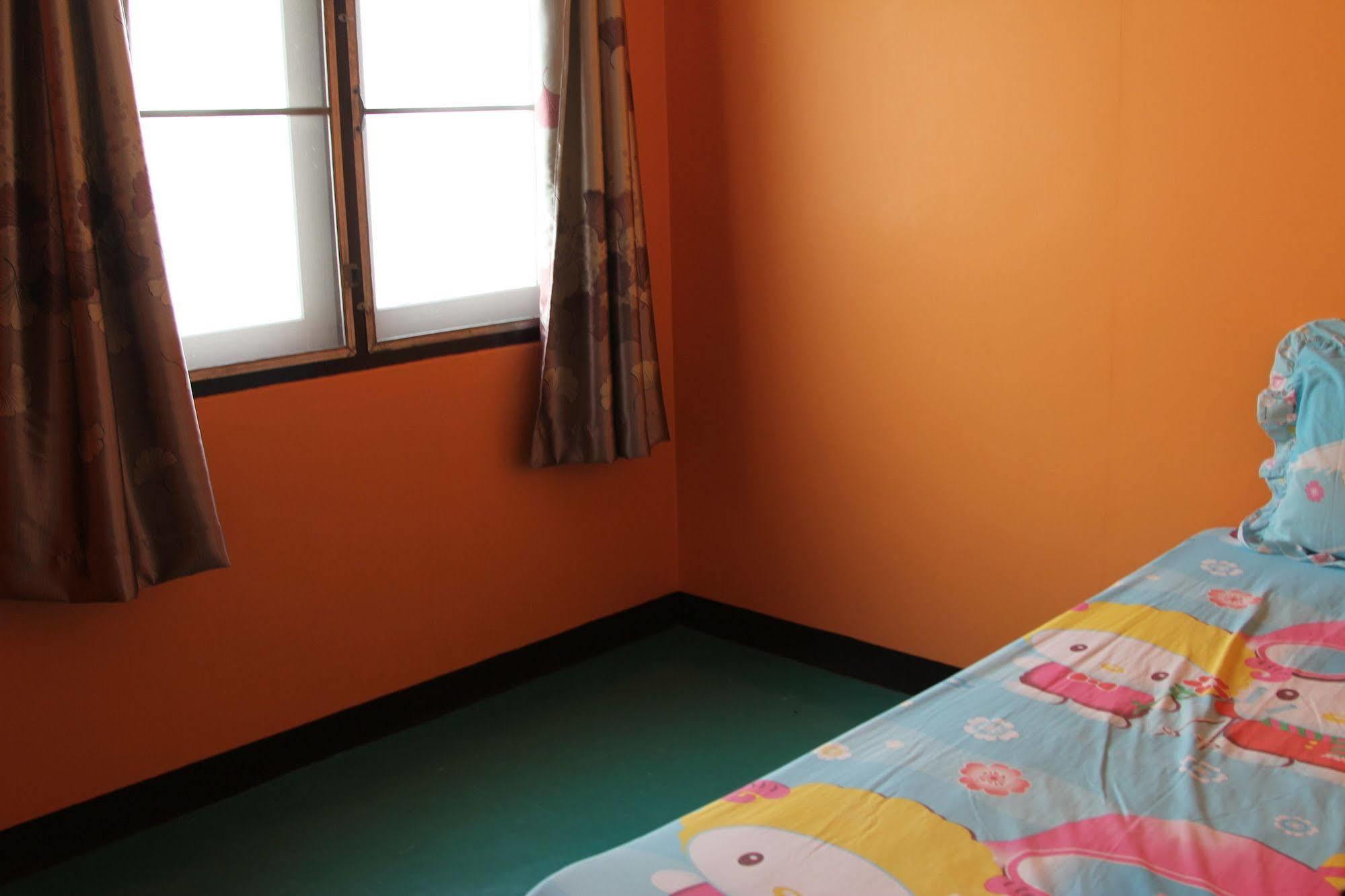 New C.H. Guest House Bangkok Bagian luar foto