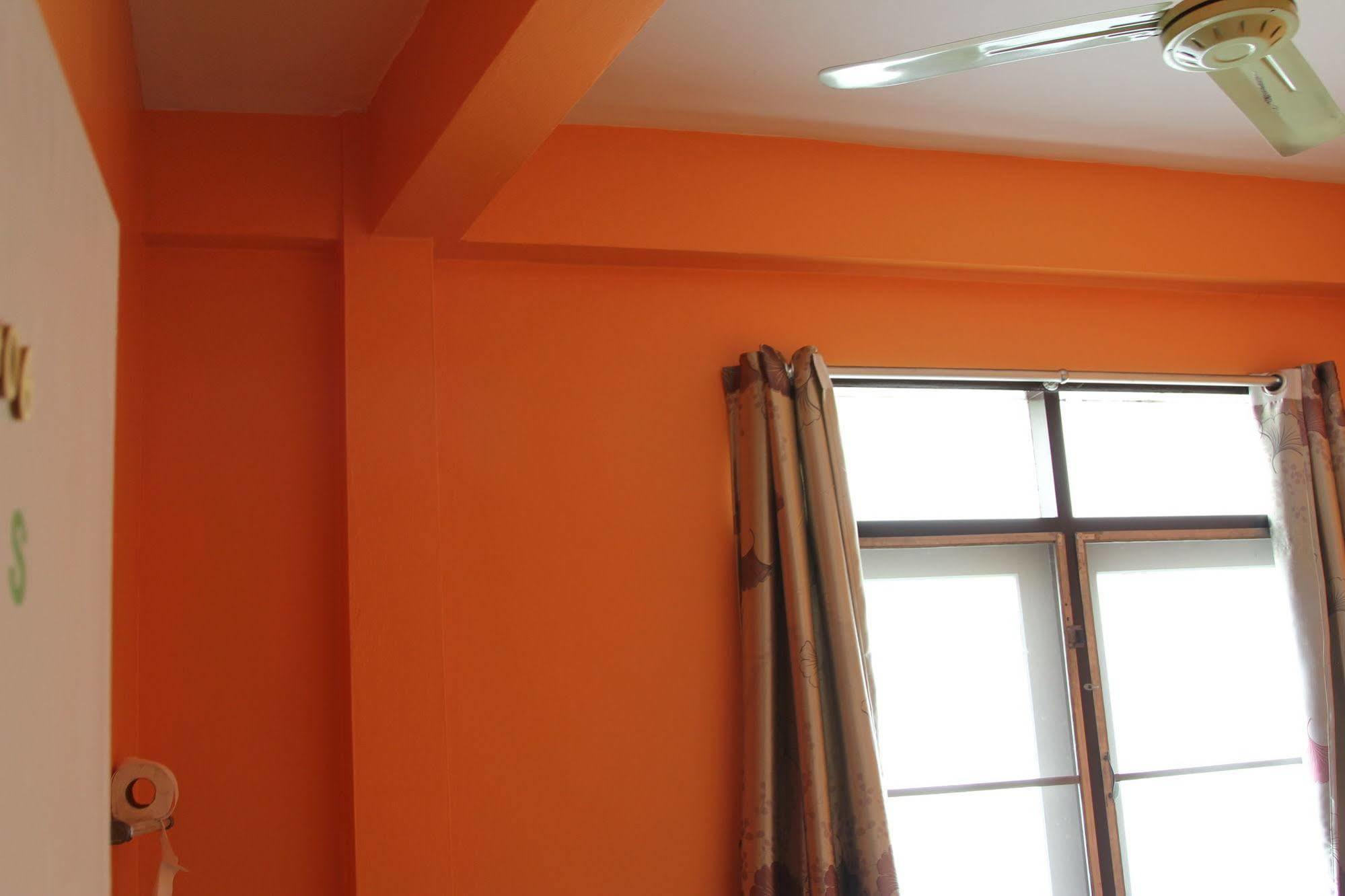 New C.H. Guest House Bangkok Bagian luar foto