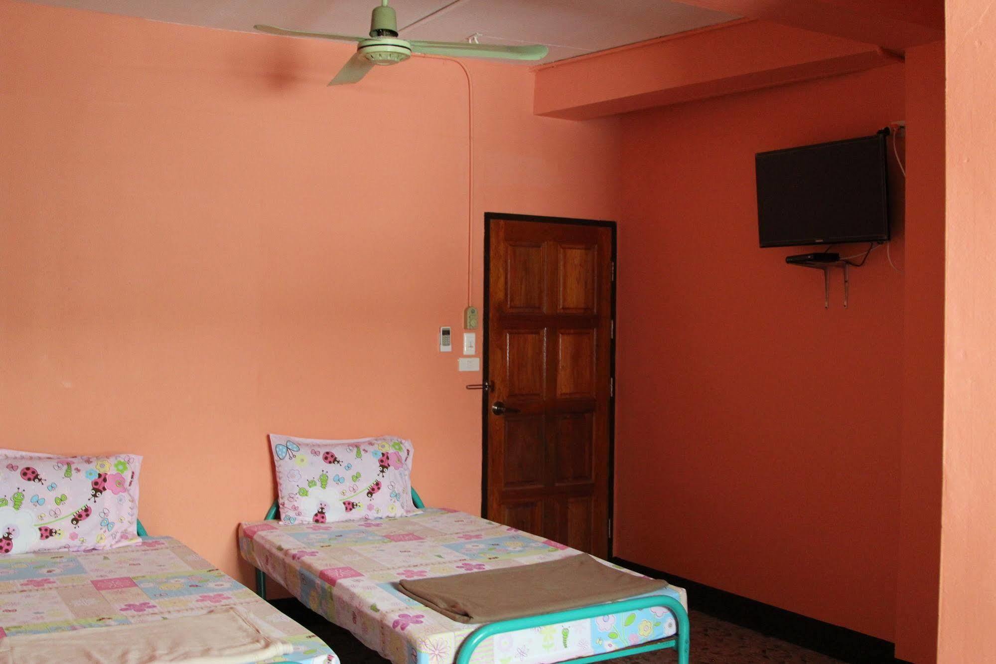 New C.H. Guest House Bangkok Bagian luar foto