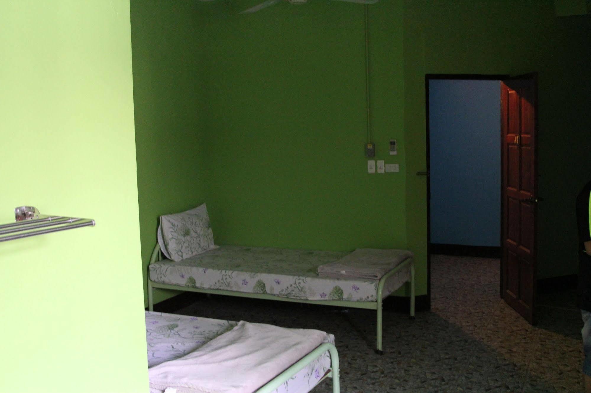 New C.H. Guest House Bangkok Bagian luar foto