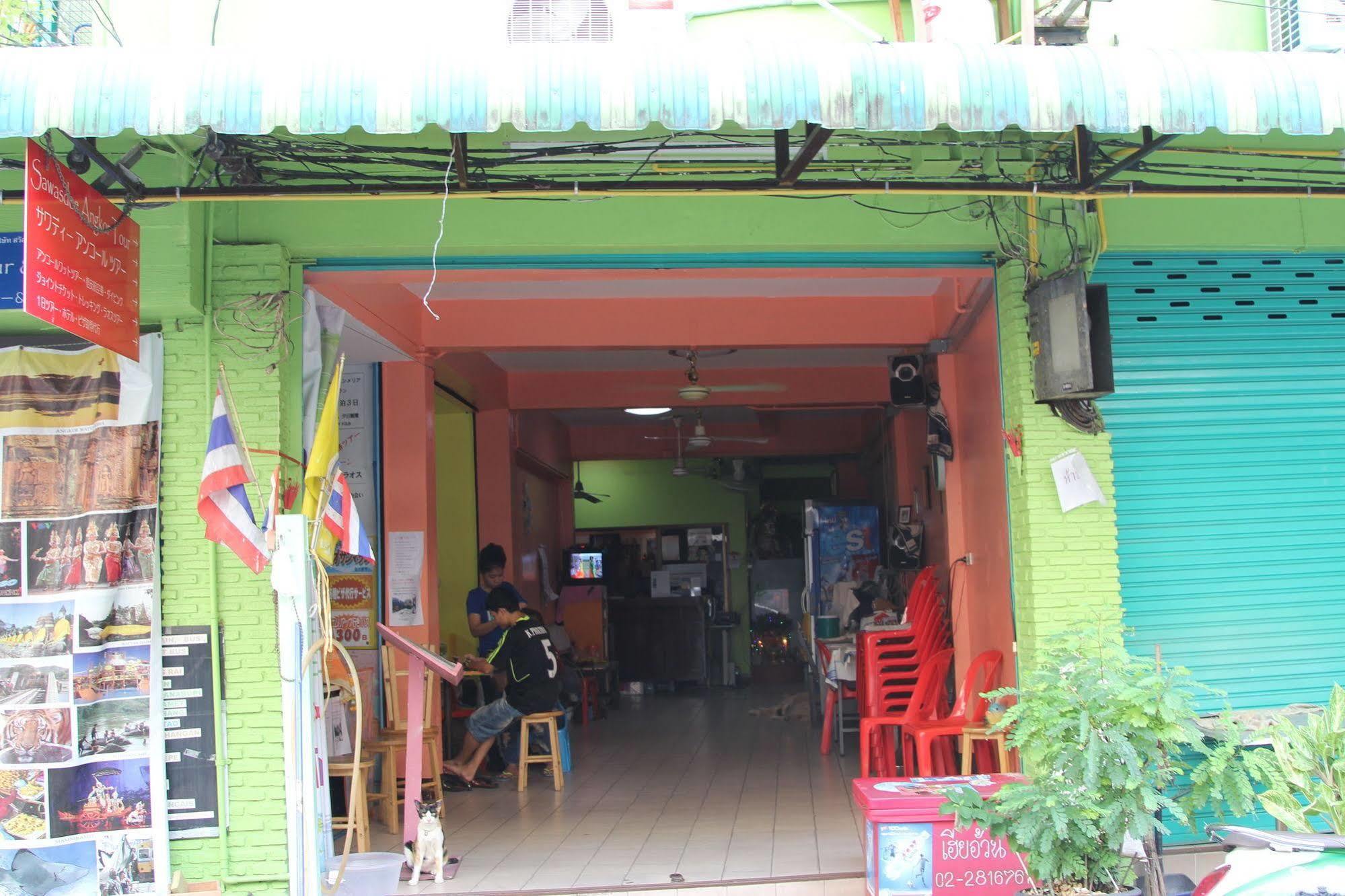 New C.H. Guest House Bangkok Bagian luar foto